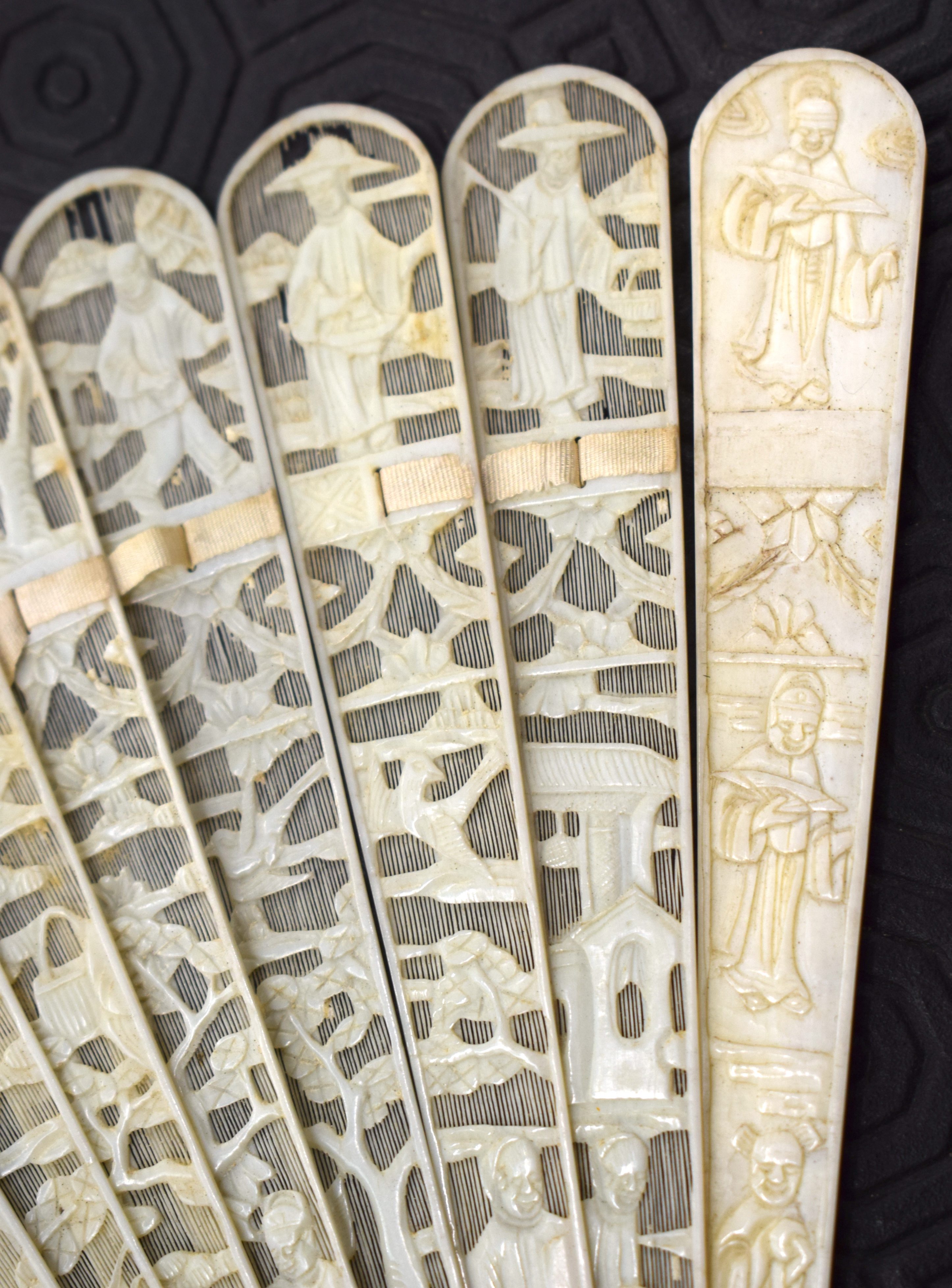 A MID 19TH CENTURY CHINESE CANTON IVORY FAN decorated with figures. 27 cm wide extended. - Image 10 of 20