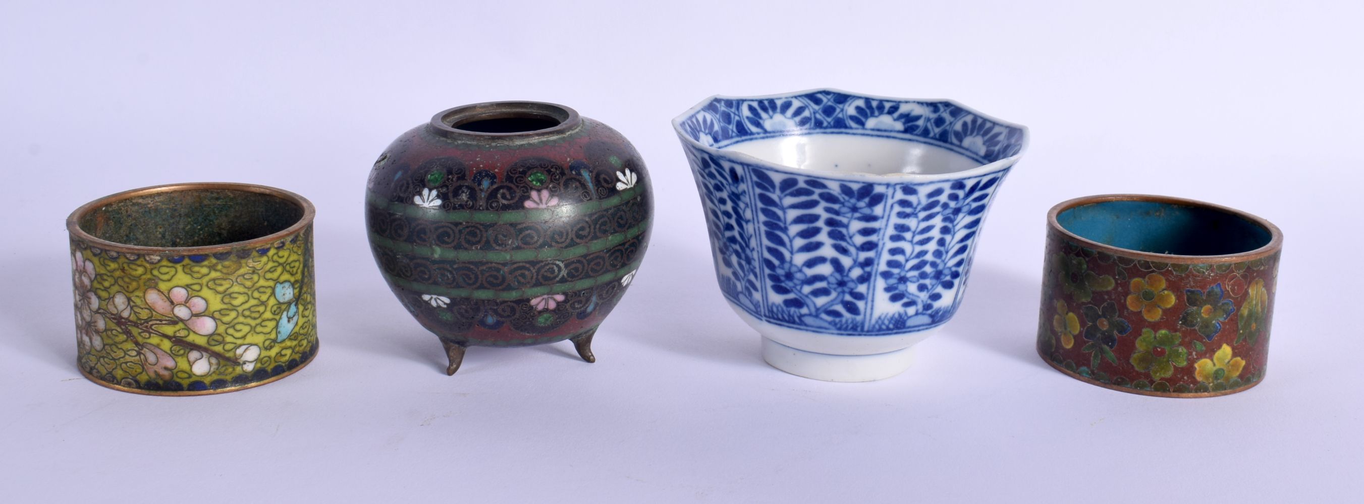 A COLLECTION OF EARLY 20TH CENTURY CHINESE CLOISONNE together with other porcelain etc. (qty) - Bild 11 aus 23