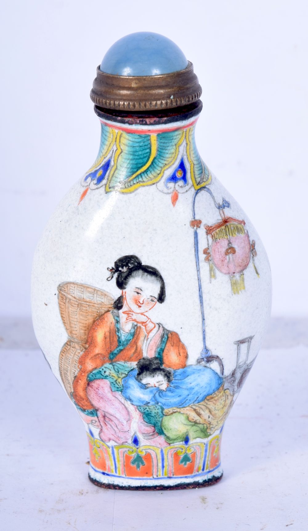 A Chinese Cloisonne enamel snuff bottle decorated with figures. 7.5cm. - Bild 2 aus 4