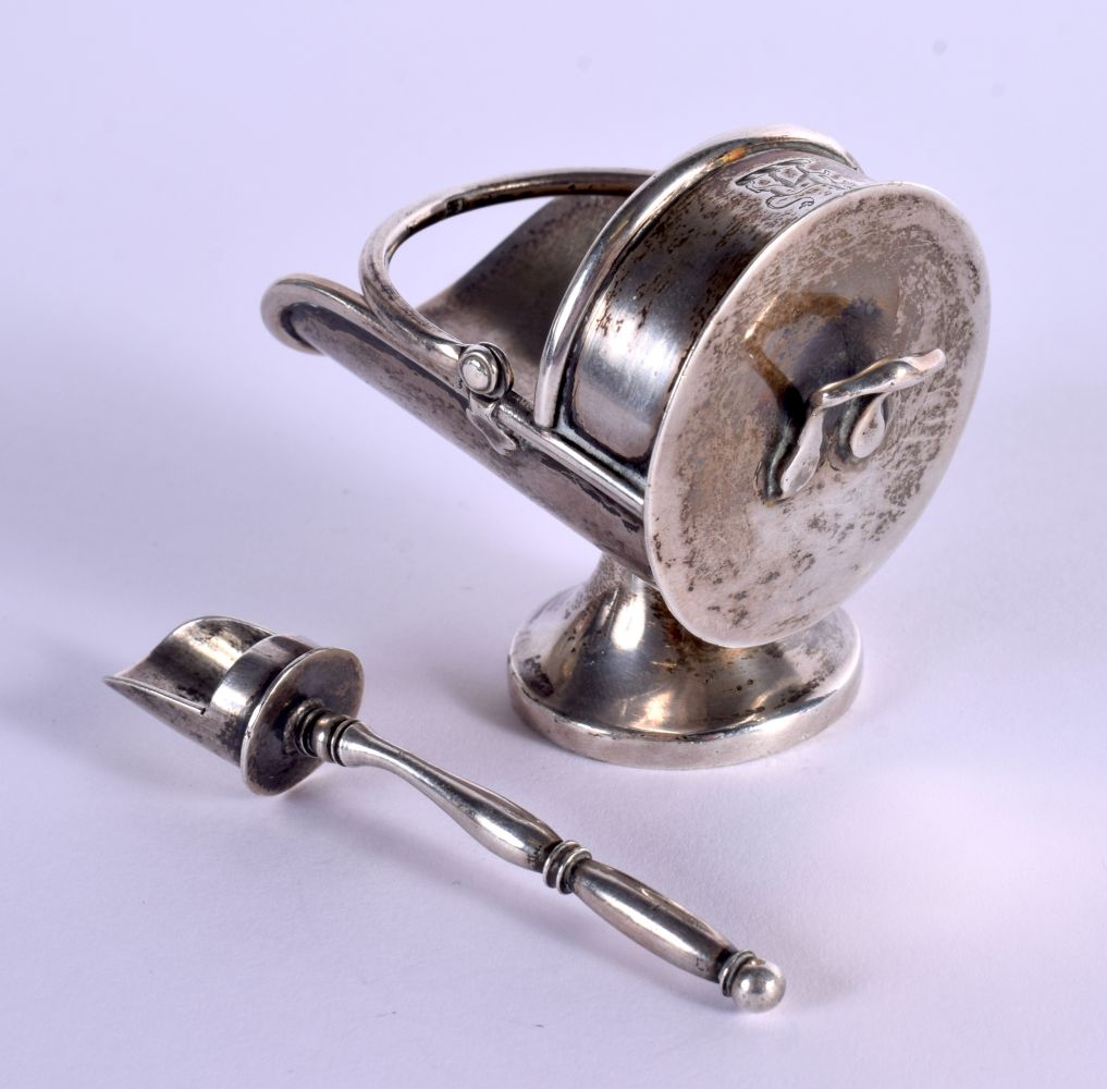 NOVELTY SILVER SALT IN THR FORM OF A COAL SCUTTLE. Hallmarked London 1867, 5cm x 5.8cm, weight 56. - Bild 2 aus 5