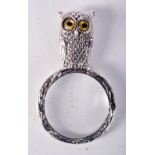 A SILVER PENDANT IN THE FORM OF A MAGNIFYING GLASS WITH AN OWL HANDLE. Stamped 925. 5.4cm x 3.2cm,