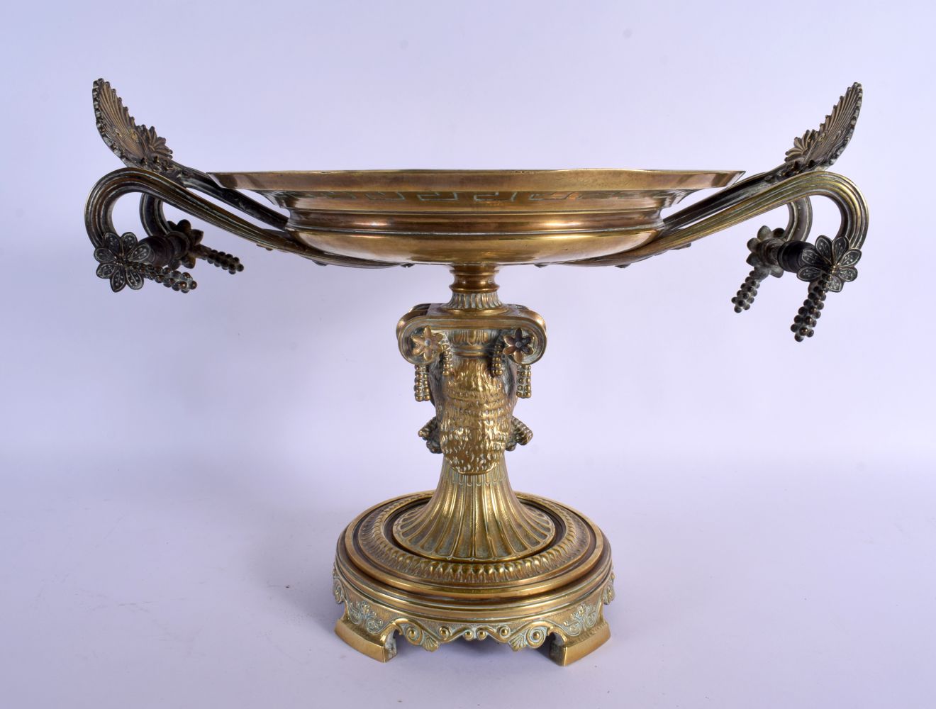 A LARGE 19TH CENTURY FRENCH TWIN HANDLED BRONZE PEDESTAL TAZZA in the manner of Barbedienne. 30 cm x - Bild 2 aus 4