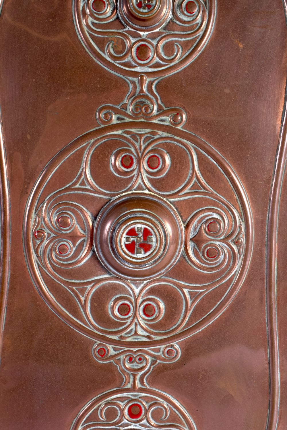 AN ARTS AND CRAFTS COPPER AND ENAMEL HANGING WALL PLAQUE signed AGF, decorated with roundels. 37 cm - Bild 2 aus 4