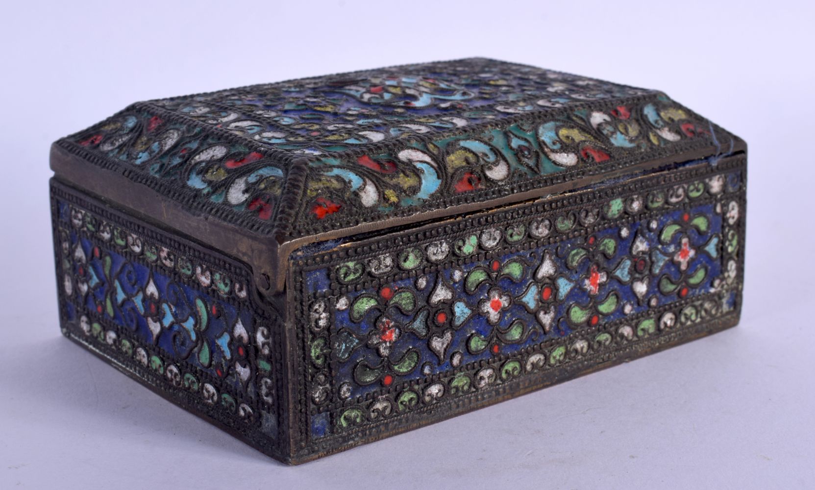 AN ANTIQUE RUSSIAN CLOISONNE ENAMEL RECTANGULAR CASKET decorated with birds and foliage. 12 cm x 8 c - Bild 2 aus 5