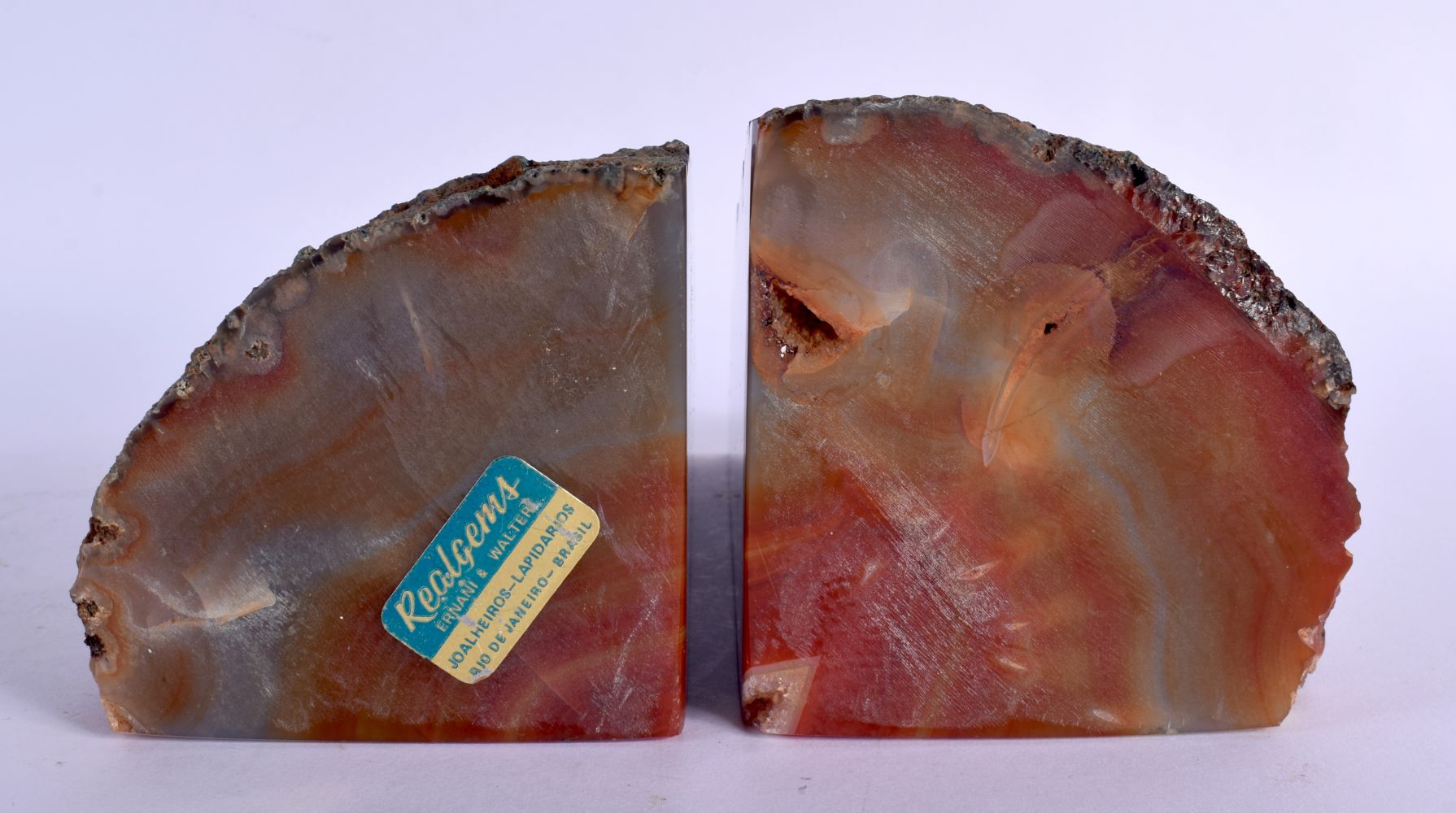 A PAIR OF SOUTH AMERICAN BRAZILIAN AGATE BOOK ENDS of naturalistic form. Each 17 cm x 7 cm. - Bild 3 aus 3