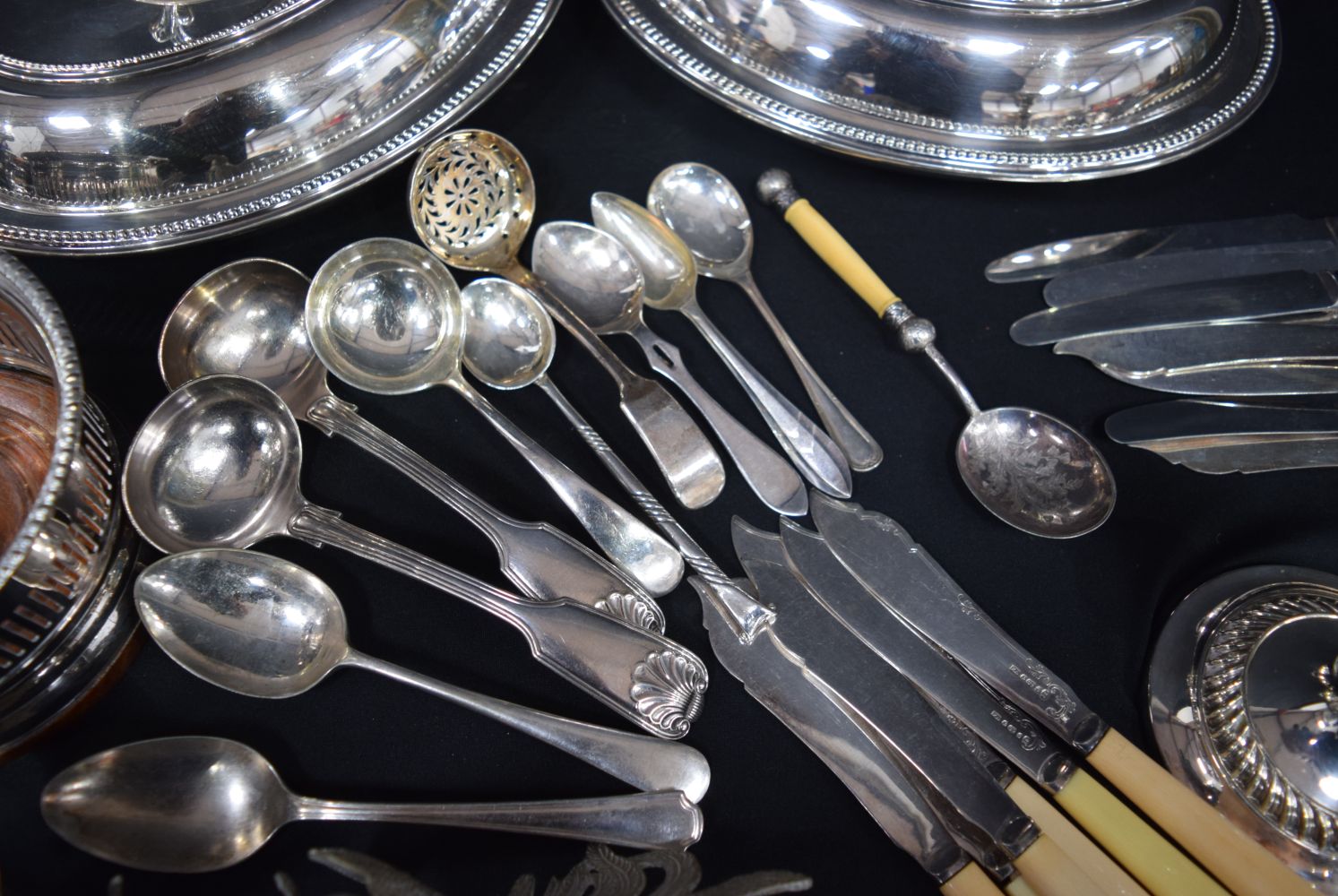 A large collection of silver plated items serving dishes, flatware, wine holders, candle sticks etc - Bild 3 aus 6