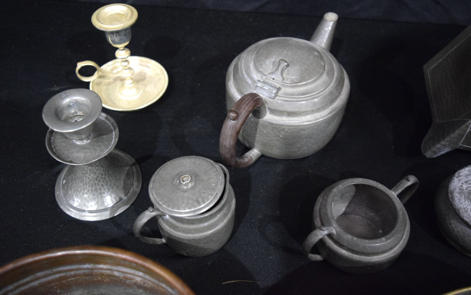 A collection of English pewter together with two copper pots. Largest 9 x 26cm (9). - Bild 4 aus 5