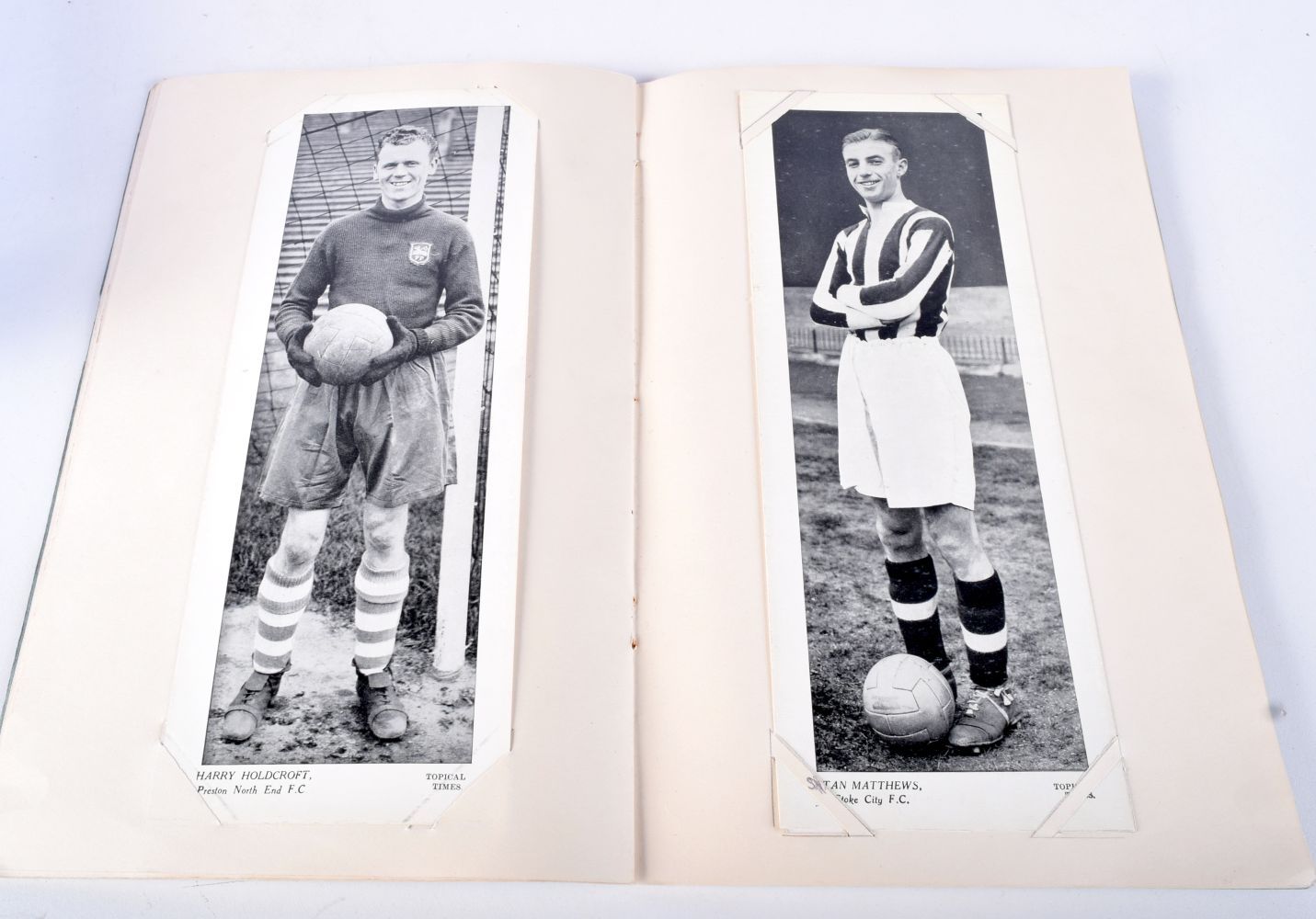 A collection of vintage Topical times 1930~s football cards (28) together with other football cards - Image 4 of 5