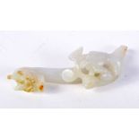 A CHINESE JADE BELT HOOK IN THE FORM OF A DRAGON. 8.9cm x 2.4cm x 2cm, weight 29.7g