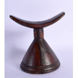 AN EARLY 20TH CENTURY AFRICAN TRIBAL CARVED WOOD HEAD REST upon a circular base. 15 cm x 12 cm.