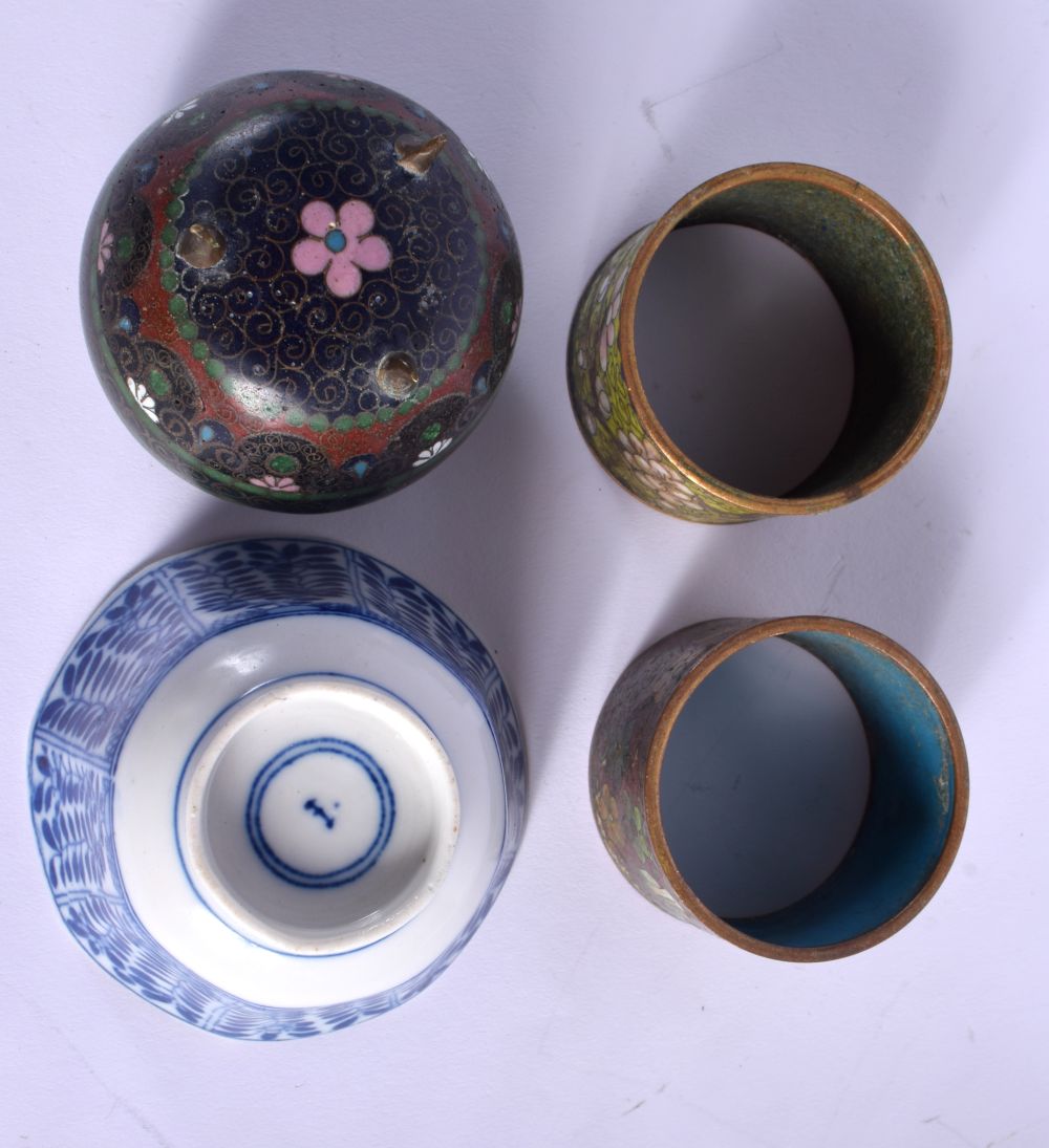 A COLLECTION OF EARLY 20TH CENTURY CHINESE CLOISONNE together with other porcelain etc. (qty) - Bild 13 aus 23