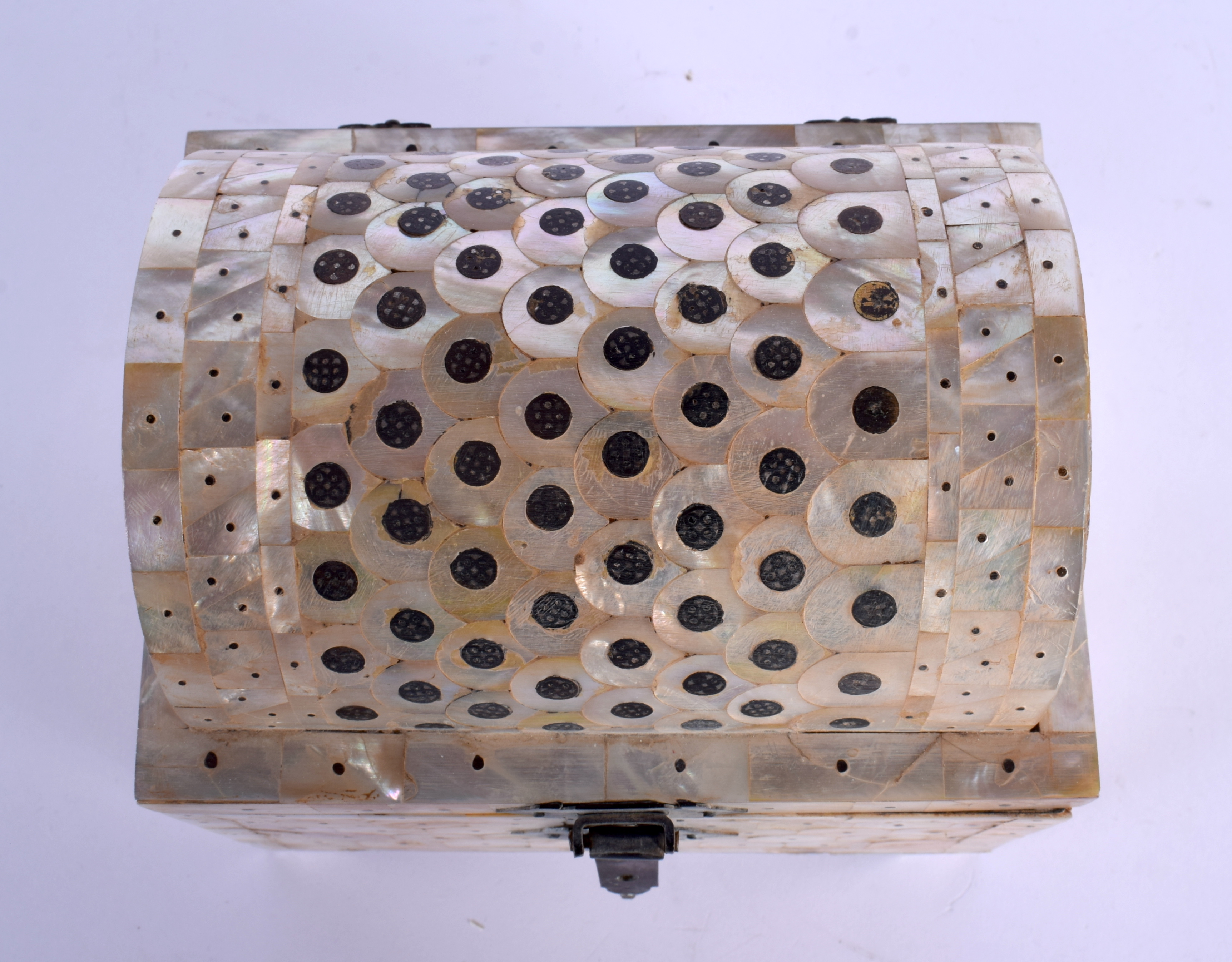 AN UNUSUAL MIDDLE EASTERN PALESTINE MOTHER OF PEARL STUD WORK CASKET. 17 cm x 13 cm. - Image 2 of 5