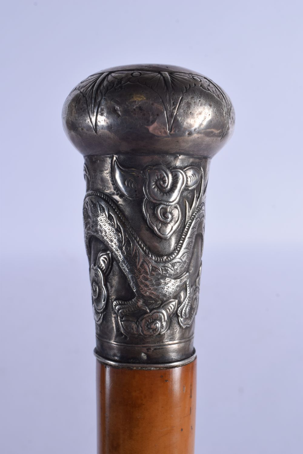 A 19TH CENTURY CHINESE EXPORT SILVER TOPPED MALACA WALKING CANE decorated with dragons. 90 cm long. - Bild 2 aus 4