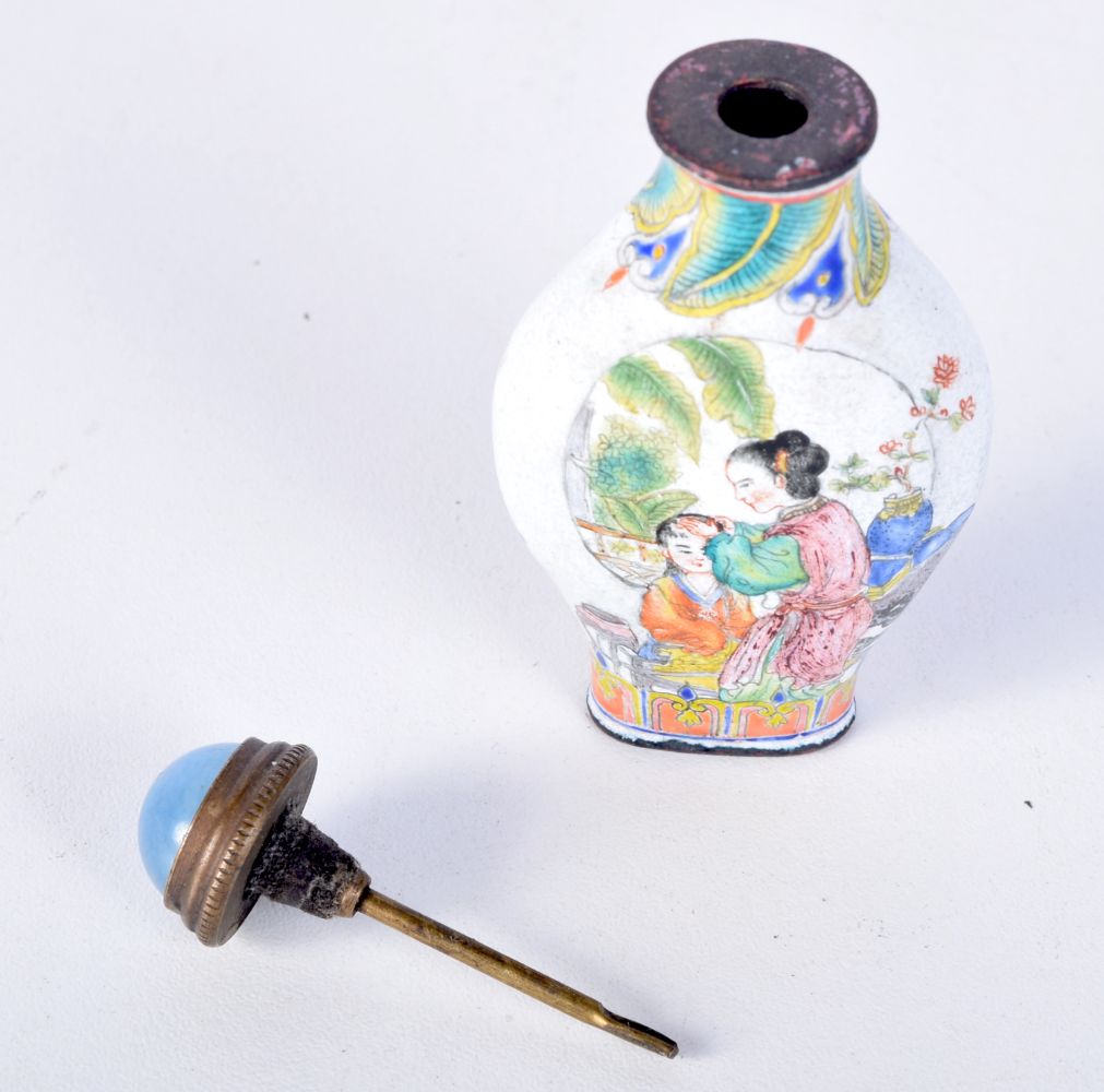 A Chinese Cloisonne enamel snuff bottle decorated with figures. 7.5cm. - Bild 4 aus 4