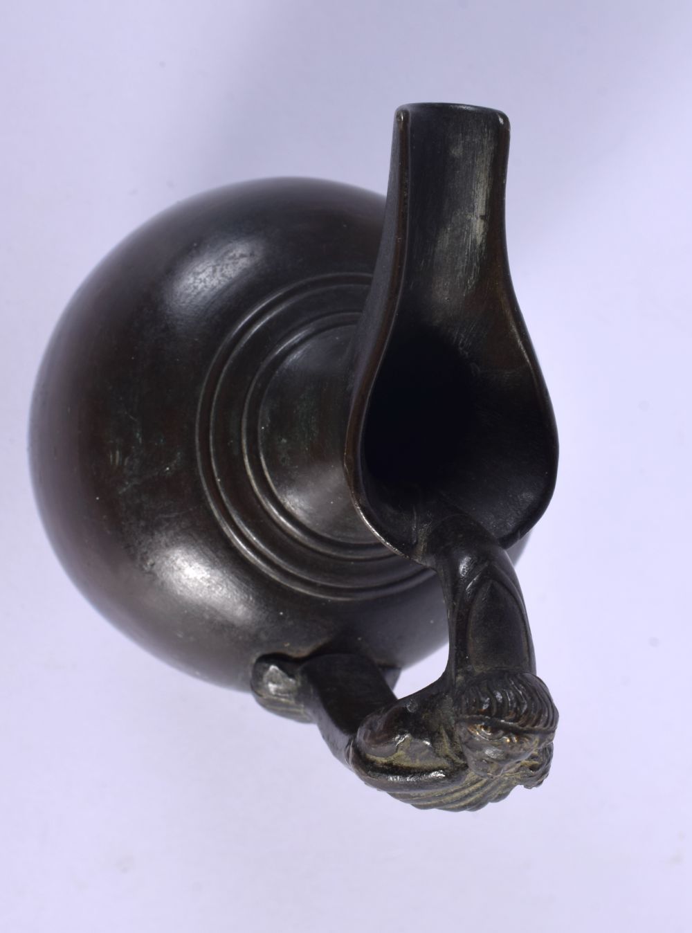 A 19TH CENTURY ITALIAN GRAND TOUR BRONZE EWER formed with a figural handle. 14.5 cm high. - Bild 5 aus 6