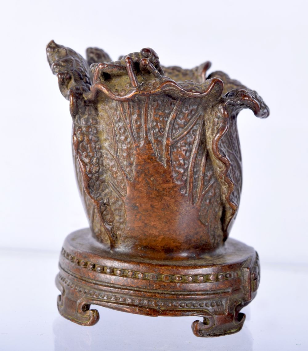 A JAPANESE BRONZE CAULDRON WITH AN INSECT. 5.1cm x 4.1cm, weight 104.4.g - Bild 2 aus 3