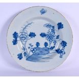 AN 18TH CENTURY ENGLISH BLUE AND WHITE DELFT PLATE painted with flowers. 21 cm diameter.