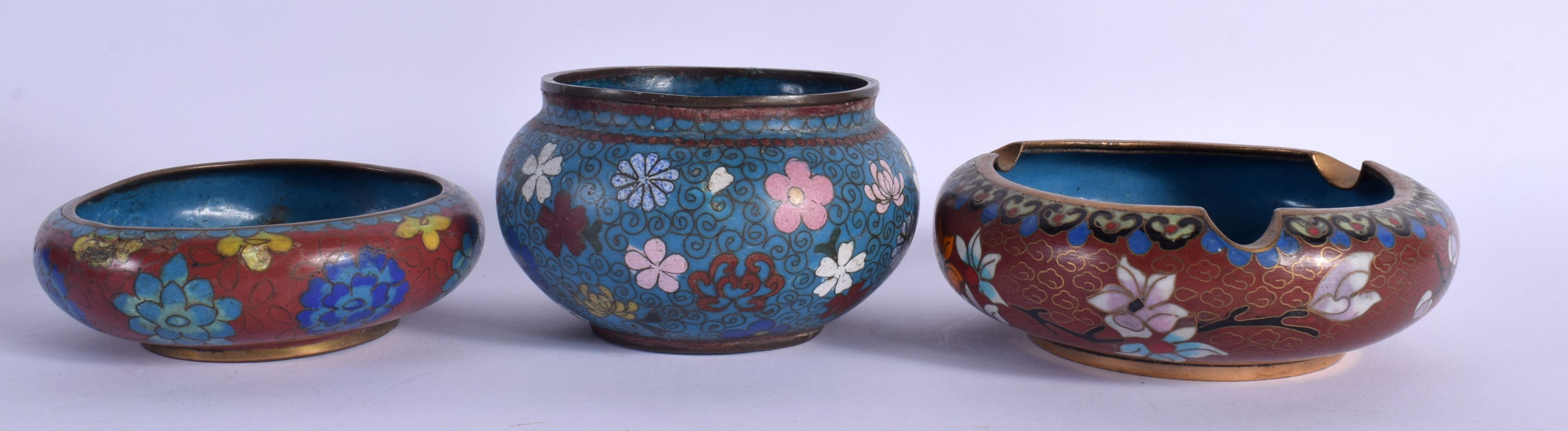 A COLLECTION OF EARLY 20TH CENTURY CHINESE CLOISONNE together with other porcelain etc. (qty) - Bild 15 aus 23