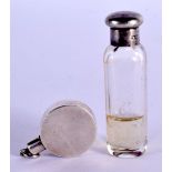 A SILVER TOP SCENT BOTTLE TOGETHER WITH ANOTHER. Hallmarked London 1906, 6.3cm x 1.7cm x 1.2cm, tot