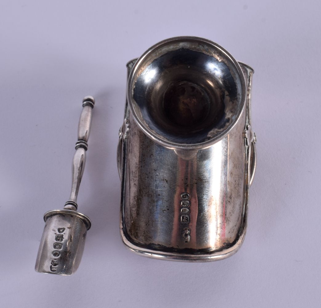 NOVELTY SILVER SALT IN THR FORM OF A COAL SCUTTLE. Hallmarked London 1867, 5cm x 5.8cm, weight 56. - Bild 3 aus 5