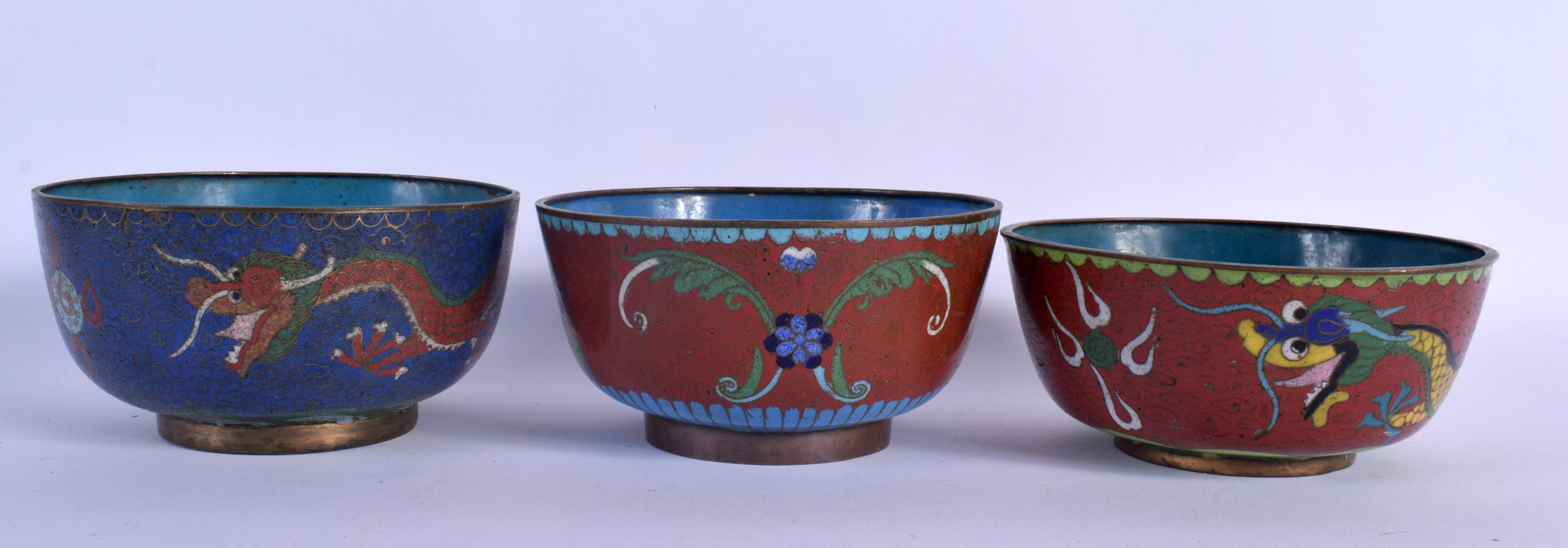 A COLLECTION OF EARLY 20TH CENTURY CHINESE CLOISONNE together with other porcelain etc. (qty) - Bild 18 aus 23