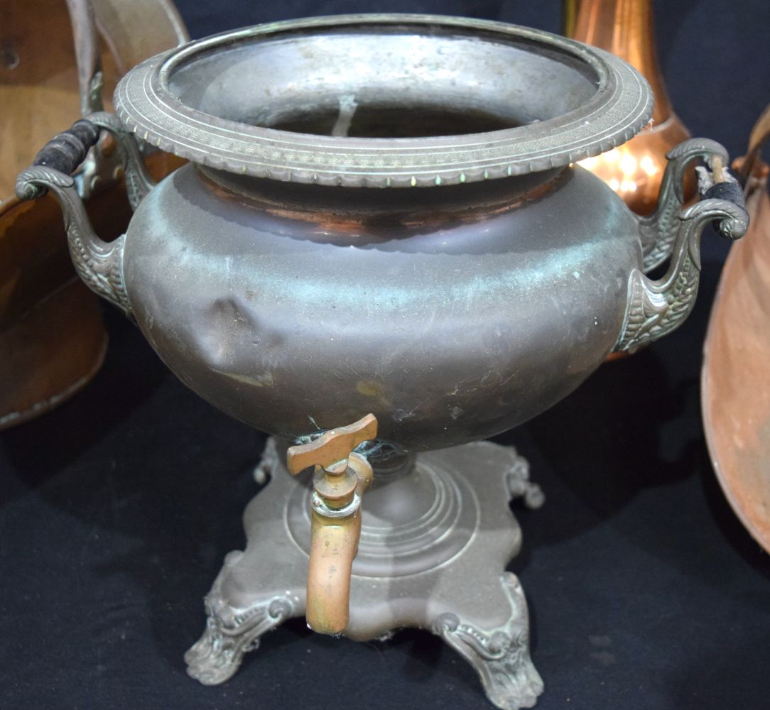 A copper coal scuttle together with a log holder, jug and a copper samovar. Largest 48cm (4). - Bild 2 aus 4