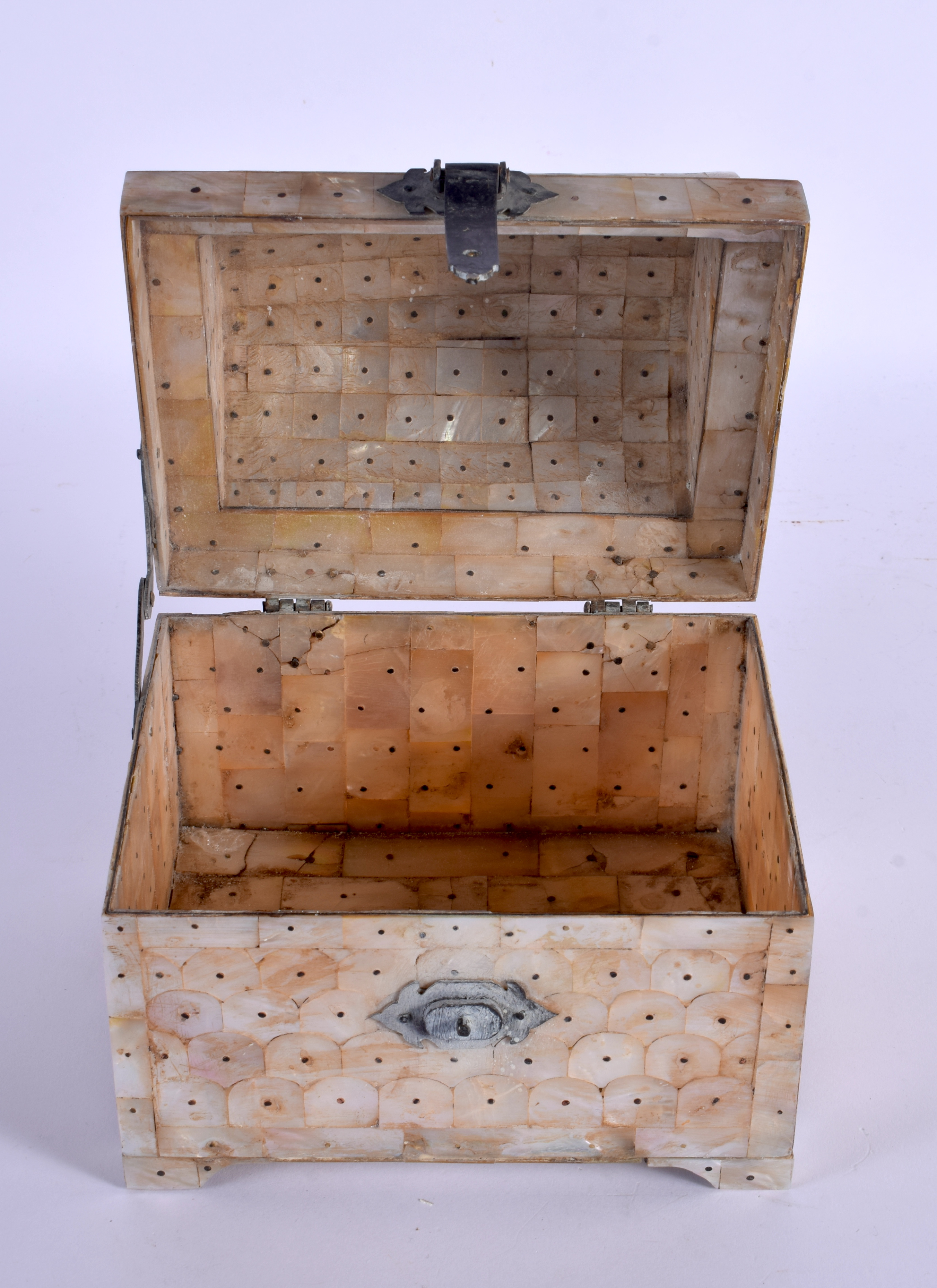 AN UNUSUAL MIDDLE EASTERN PALESTINE MOTHER OF PEARL STUD WORK CASKET. 17 cm x 13 cm. - Image 3 of 5