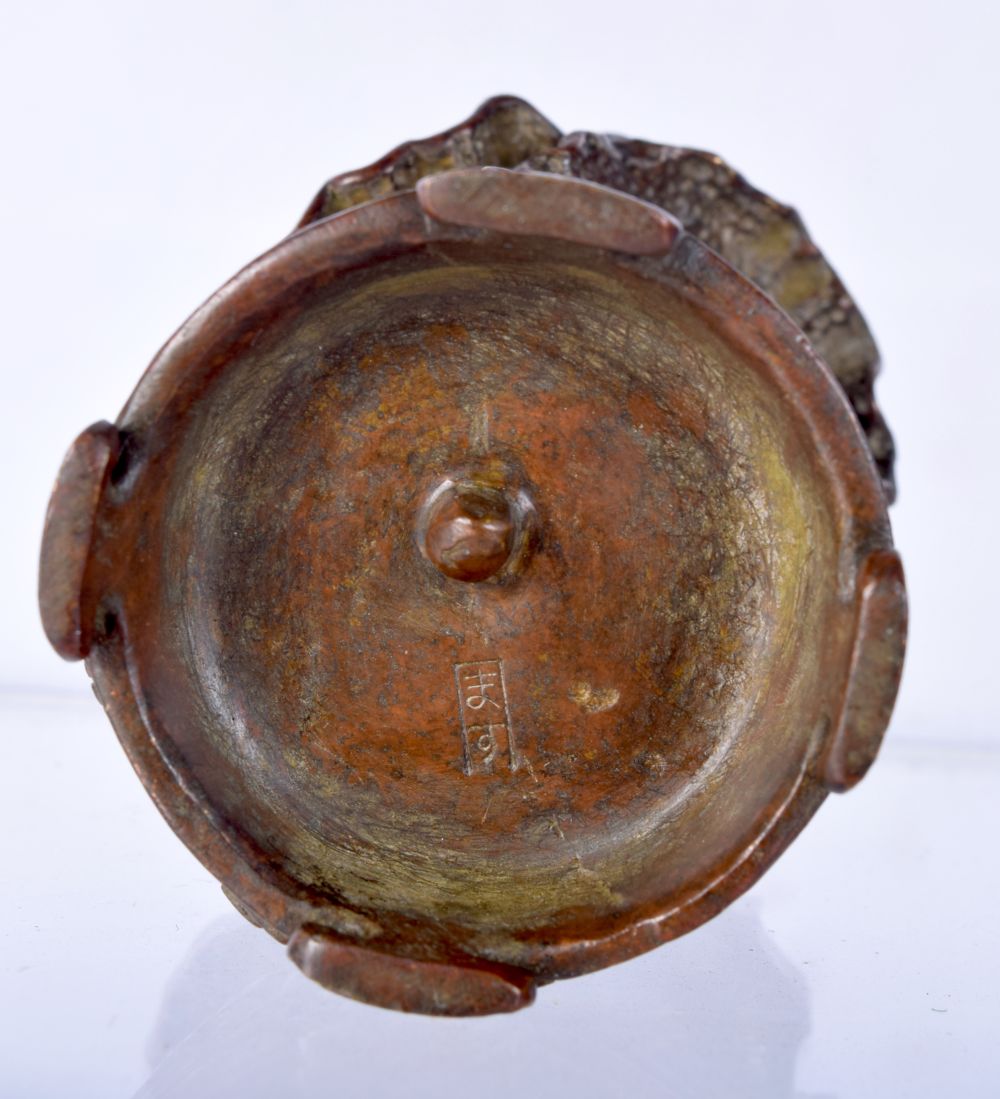 A JAPANESE BRONZE CAULDRON WITH AN INSECT. 5.1cm x 4.1cm, weight 104.4.g - Bild 3 aus 3