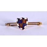 A GOLD AND ENAMEL BAR BROOCH WITH HERALDIC SHIELD BEARING THE DUKE OF BEAUFORT COAT OF ARMS. 3.6cm