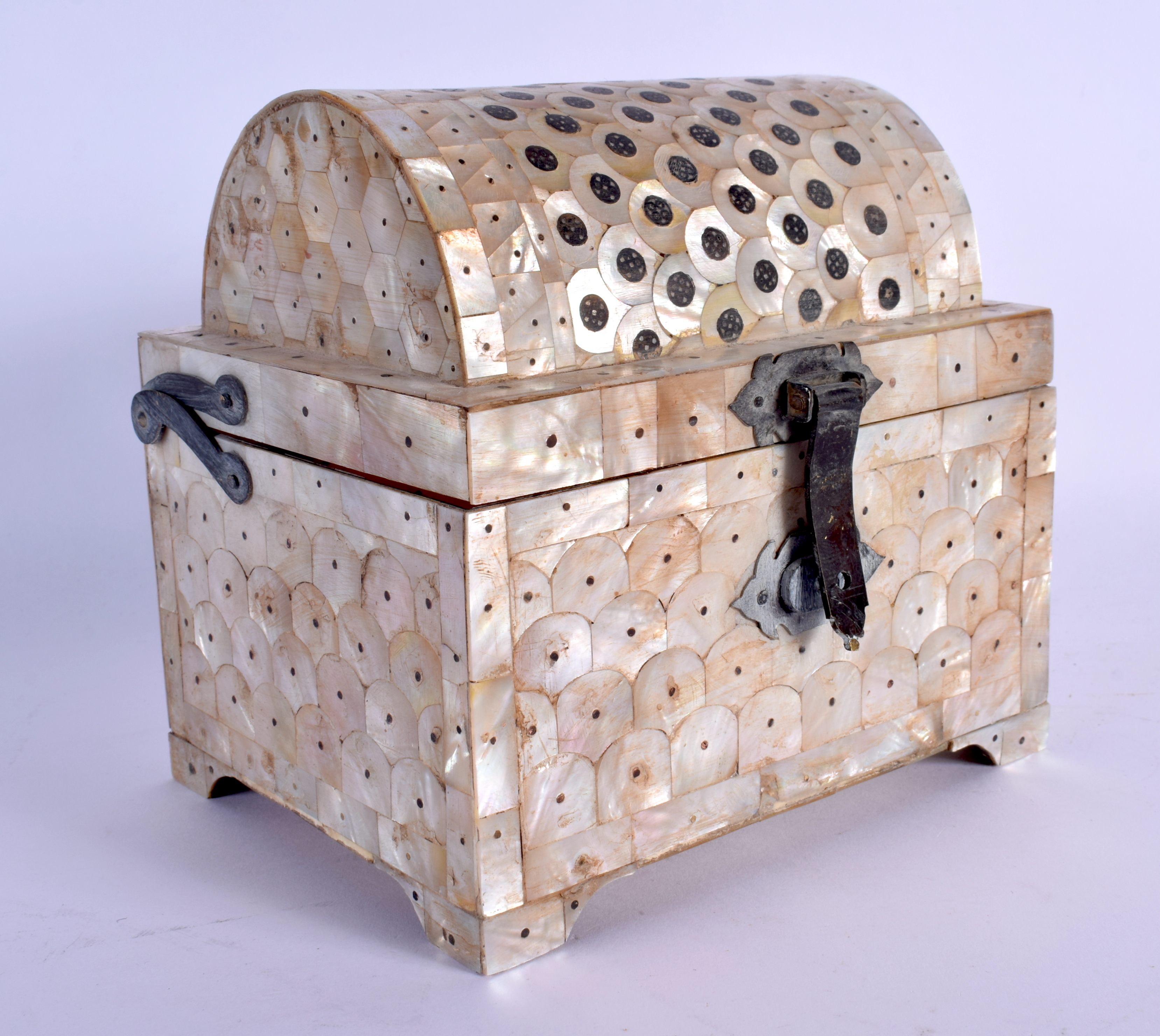 AN UNUSUAL MIDDLE EASTERN PALESTINE MOTHER OF PEARL STUD WORK CASKET. 17 cm x 13 cm. - Image 5 of 5