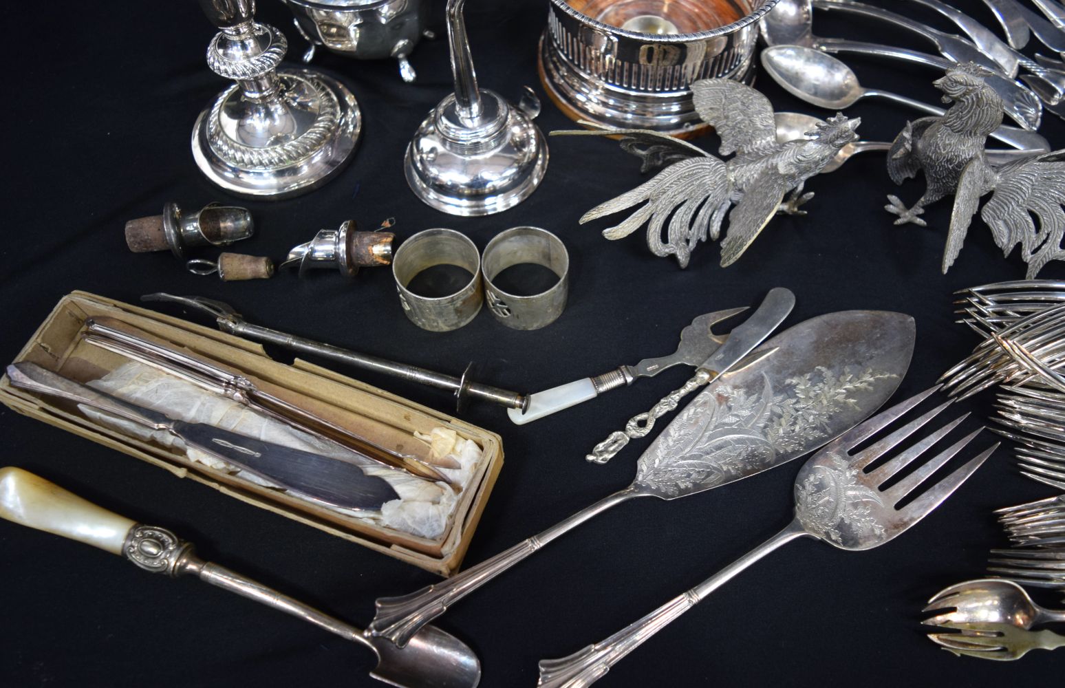 A large collection of silver plated items serving dishes, flatware, wine holders, candle sticks etc - Bild 5 aus 6