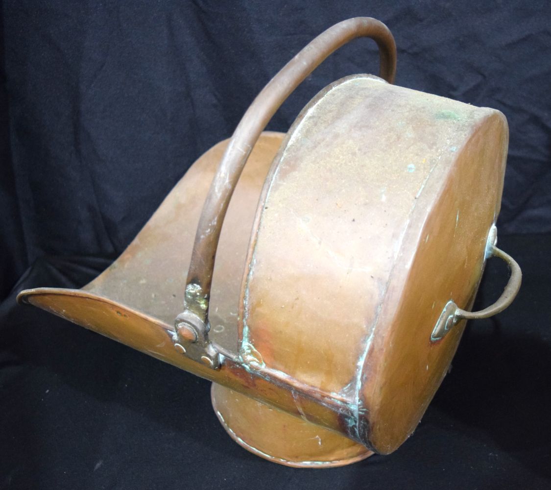 A copper coal scuttle together with a log holder, jug and a copper samovar. Largest 48cm (4). - Bild 3 aus 4