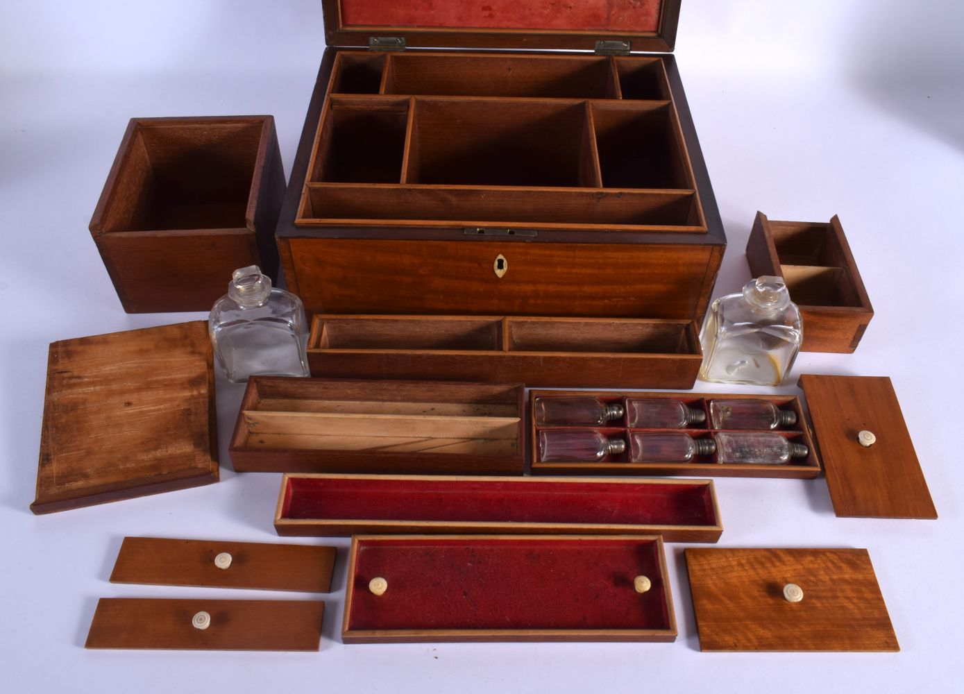 A FINE EARLY VICTORIAN MAHOGANY AND SATINWOOD TRAVELLING VANITY BOX with fitted interior and scent b - Bild 4 aus 6