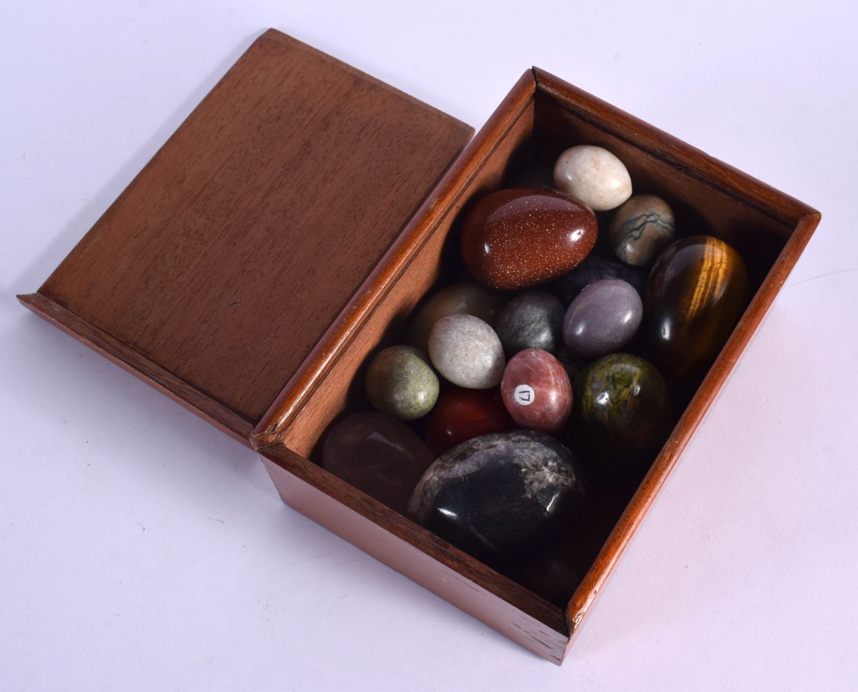 TWENTY HARDSTONE EGGS OF VARIOUS SIZES. Largest 5cm x 3.5cm