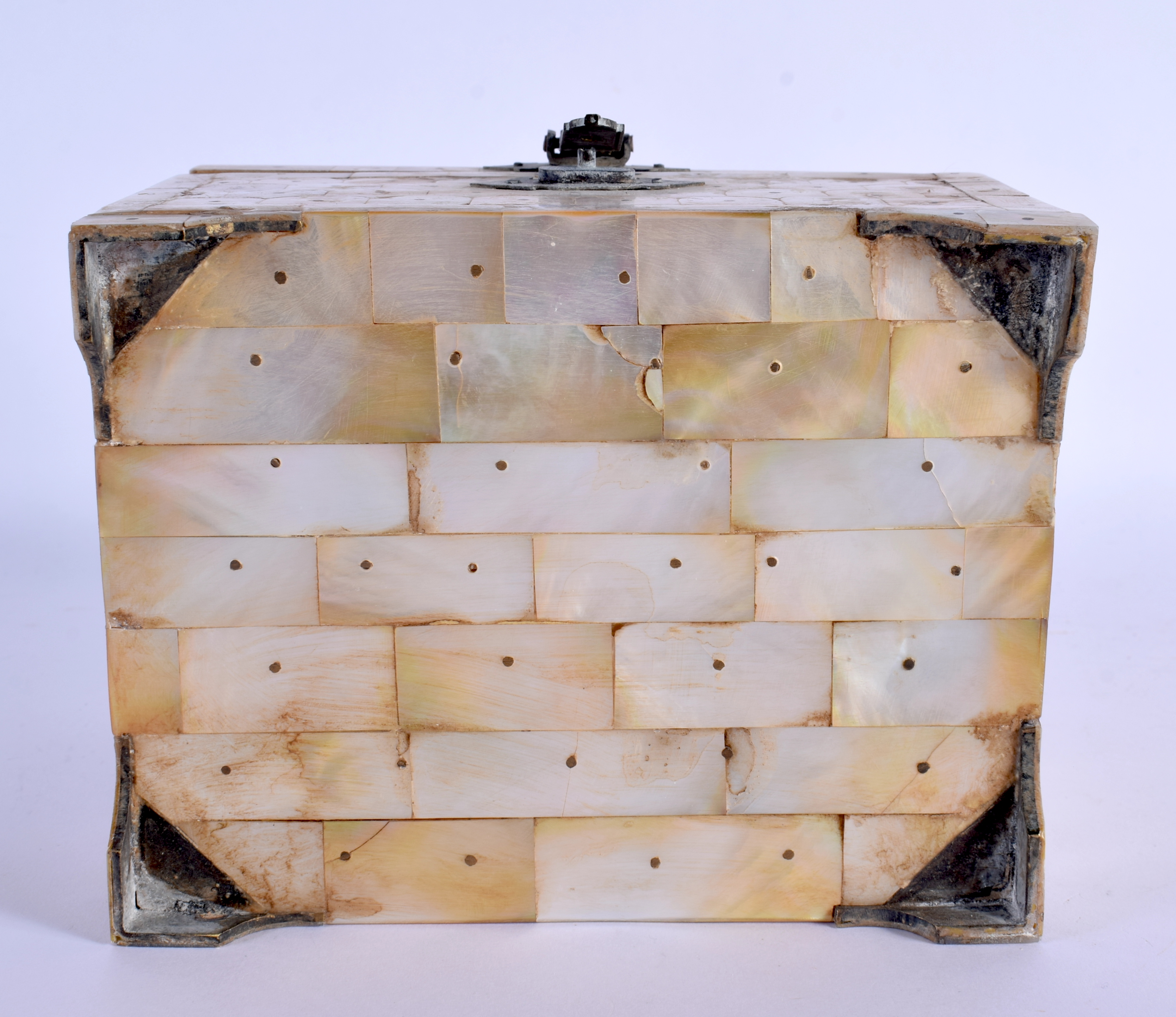 AN UNUSUAL MIDDLE EASTERN PALESTINE MOTHER OF PEARL STUD WORK CASKET. 17 cm x 13 cm. - Image 4 of 5