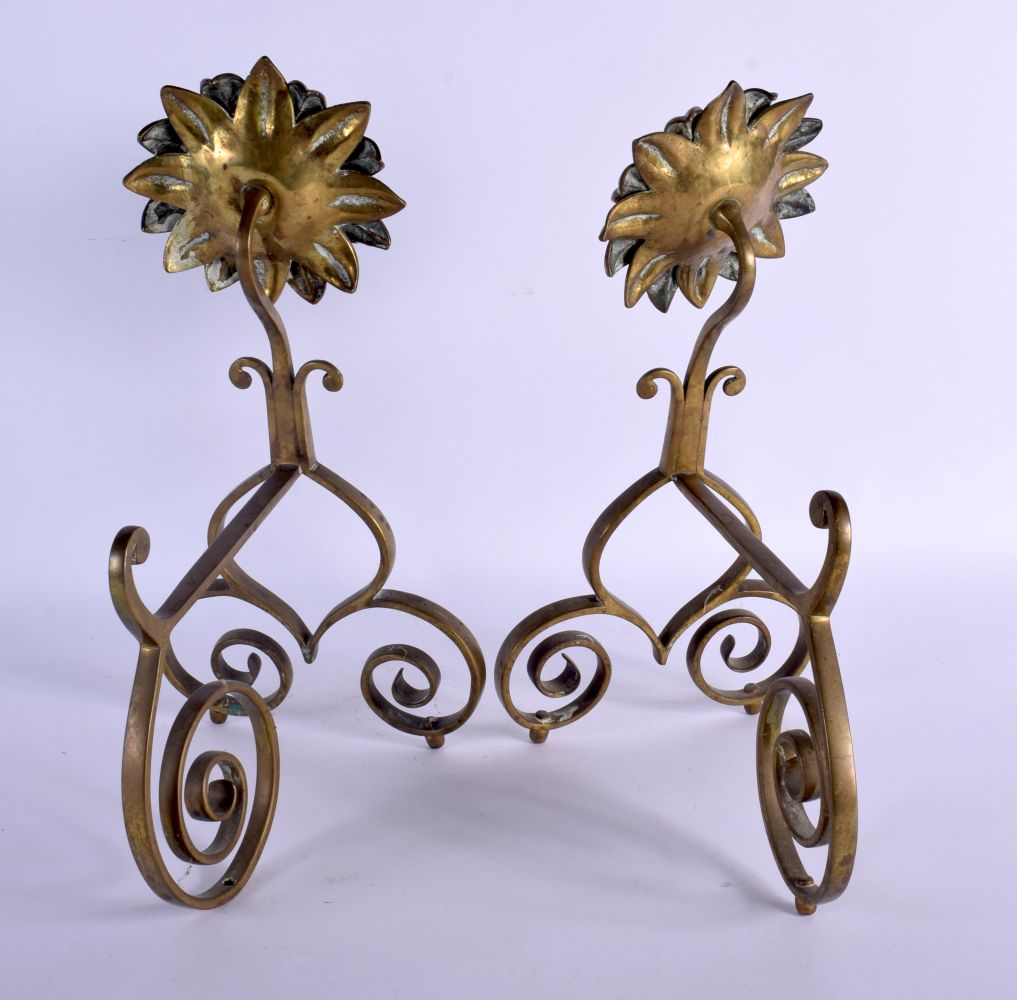 A PAIR OF ARTS AND CRAFTS BRONZE FIRE SIDE ANDIRONS of floral form. 34 cm x 22 cm. - Bild 2 aus 2
