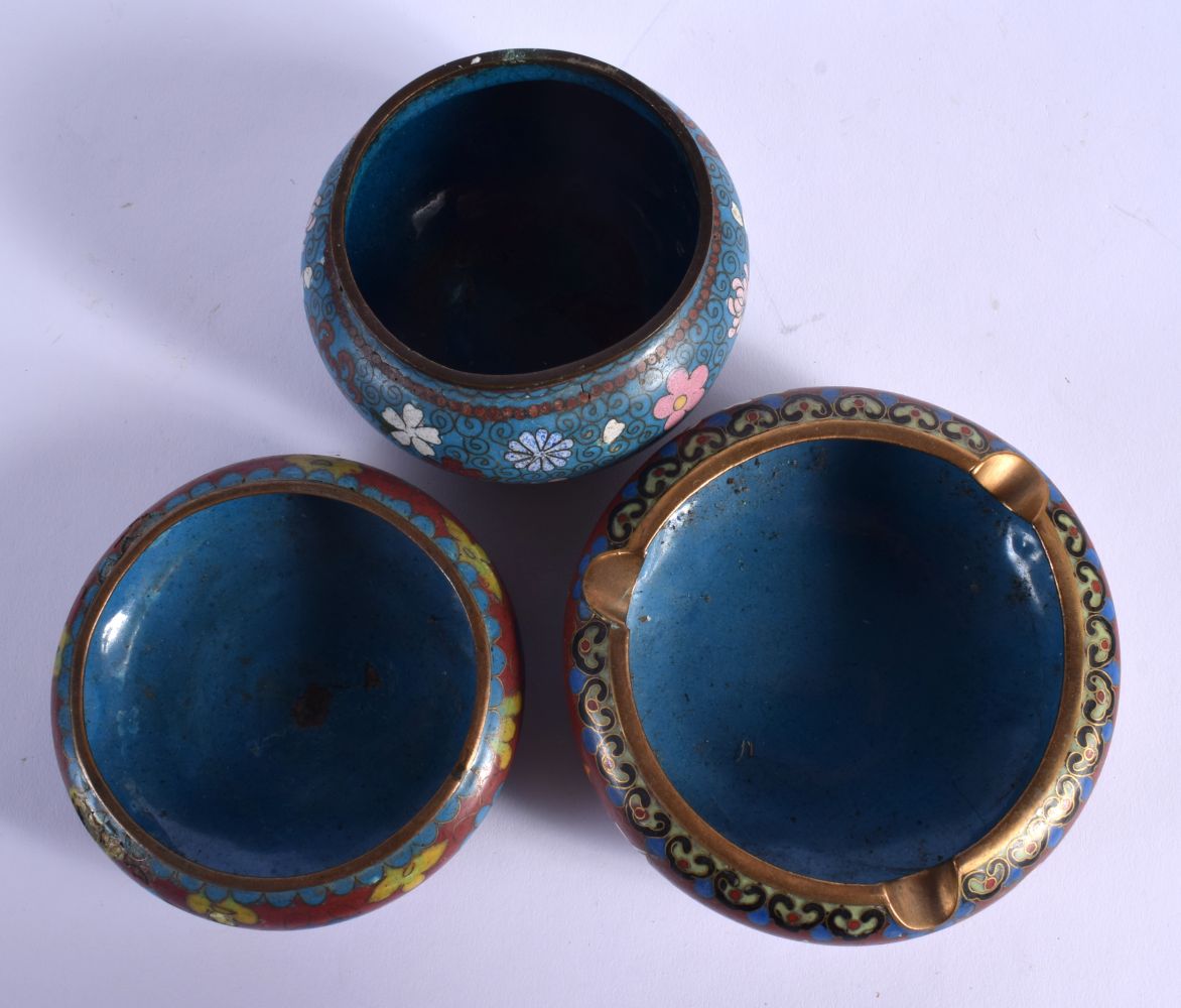 A COLLECTION OF EARLY 20TH CENTURY CHINESE CLOISONNE together with other porcelain etc. (qty) - Bild 16 aus 23