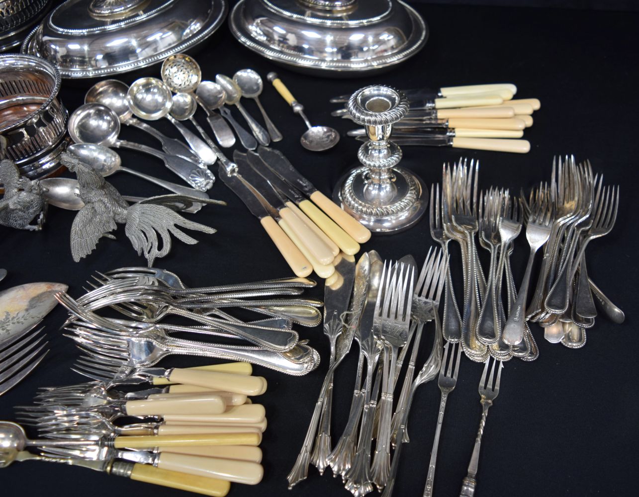 A large collection of silver plated items serving dishes, flatware, wine holders, candle sticks etc - Bild 4 aus 6