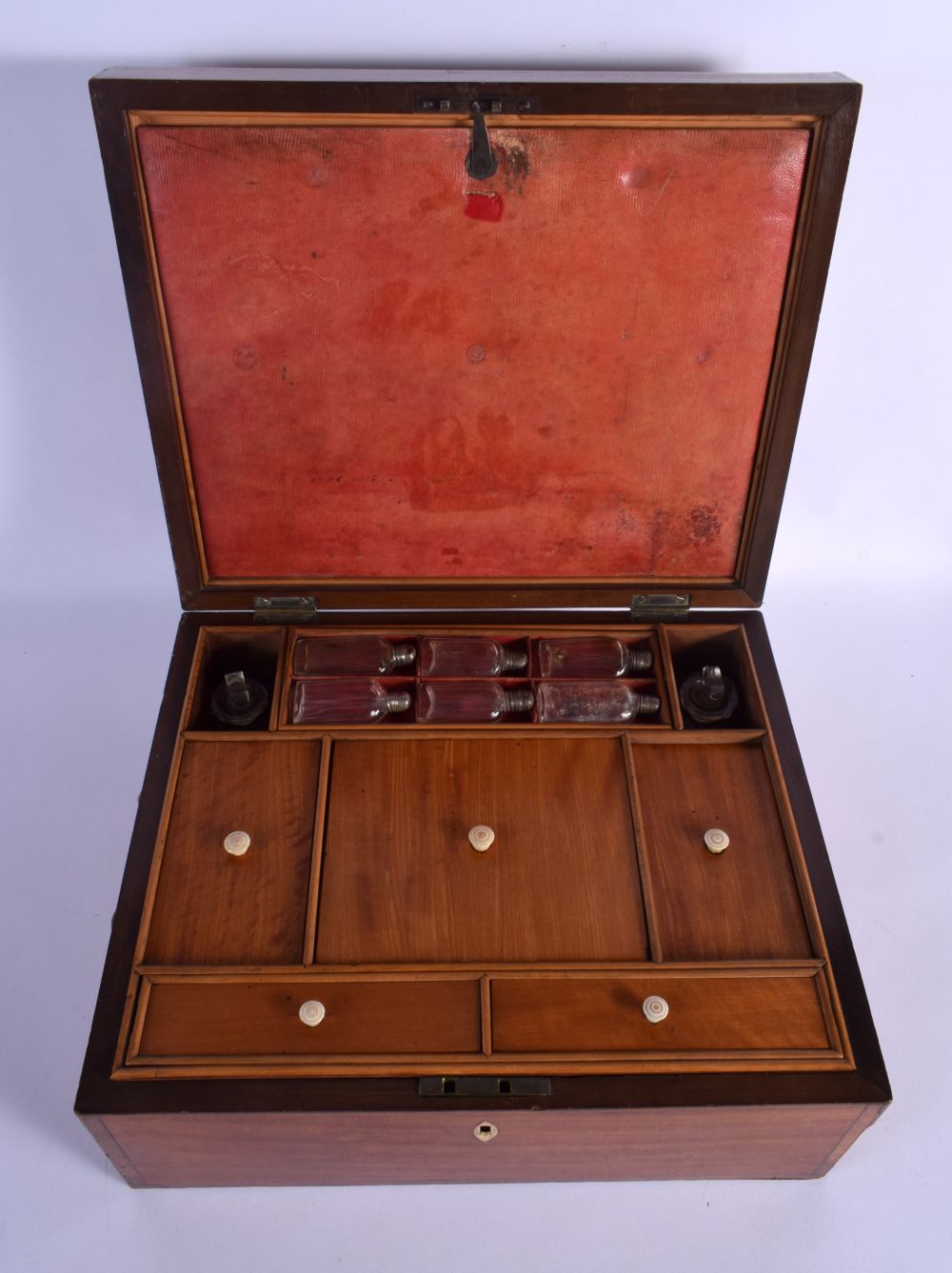 A FINE EARLY VICTORIAN MAHOGANY AND SATINWOOD TRAVELLING VANITY BOX with fitted interior and scent b - Bild 3 aus 6