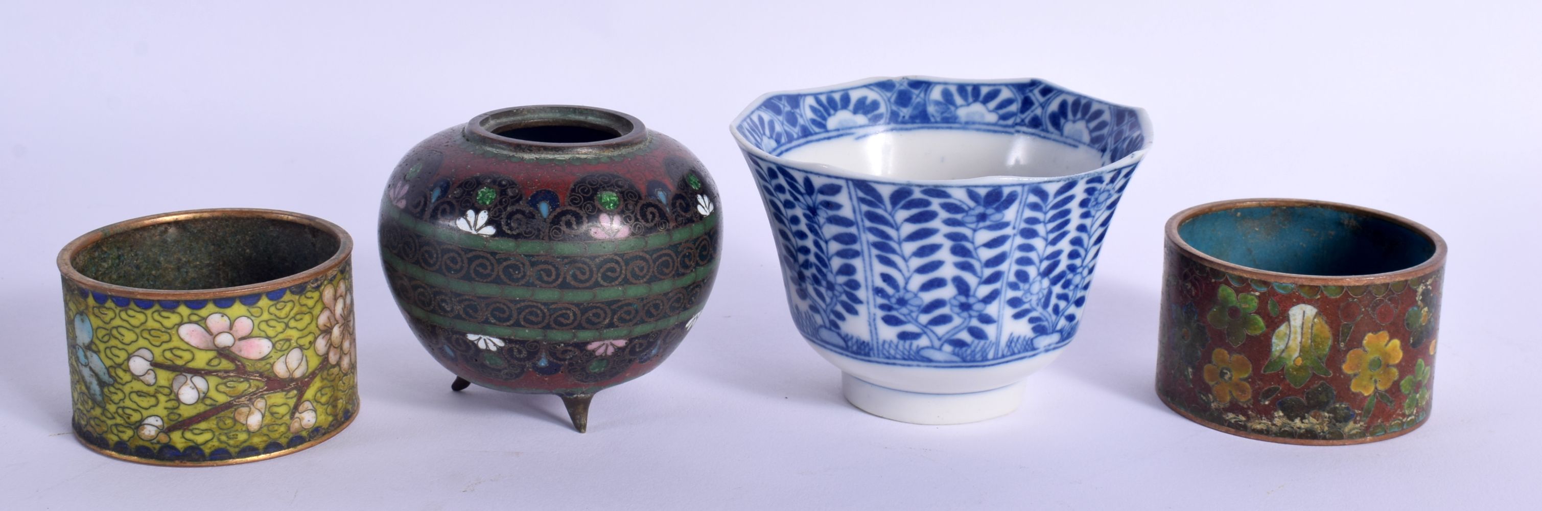 A COLLECTION OF EARLY 20TH CENTURY CHINESE CLOISONNE together with other porcelain etc. (qty) - Bild 12 aus 23
