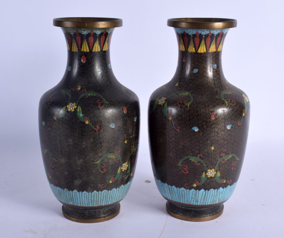 A PAIR OF EARLY 20TH CENTURY CHINESE CLOISONNE ENAMEL VASES decorated with foliage. 26.5 cm high. - Bild 2 aus 4