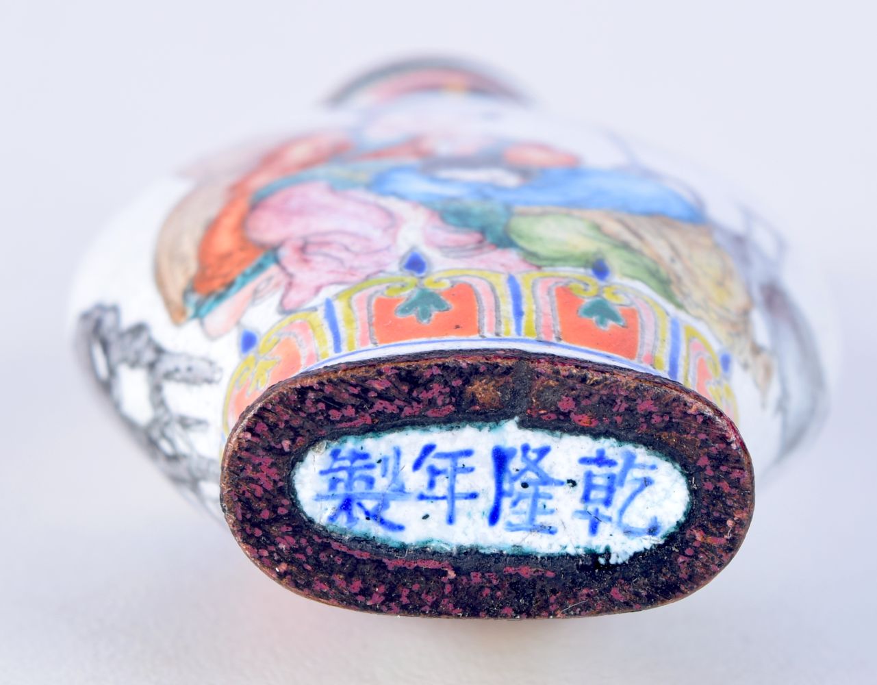 A Chinese Cloisonne enamel snuff bottle decorated with figures. 7.5cm. - Bild 3 aus 4