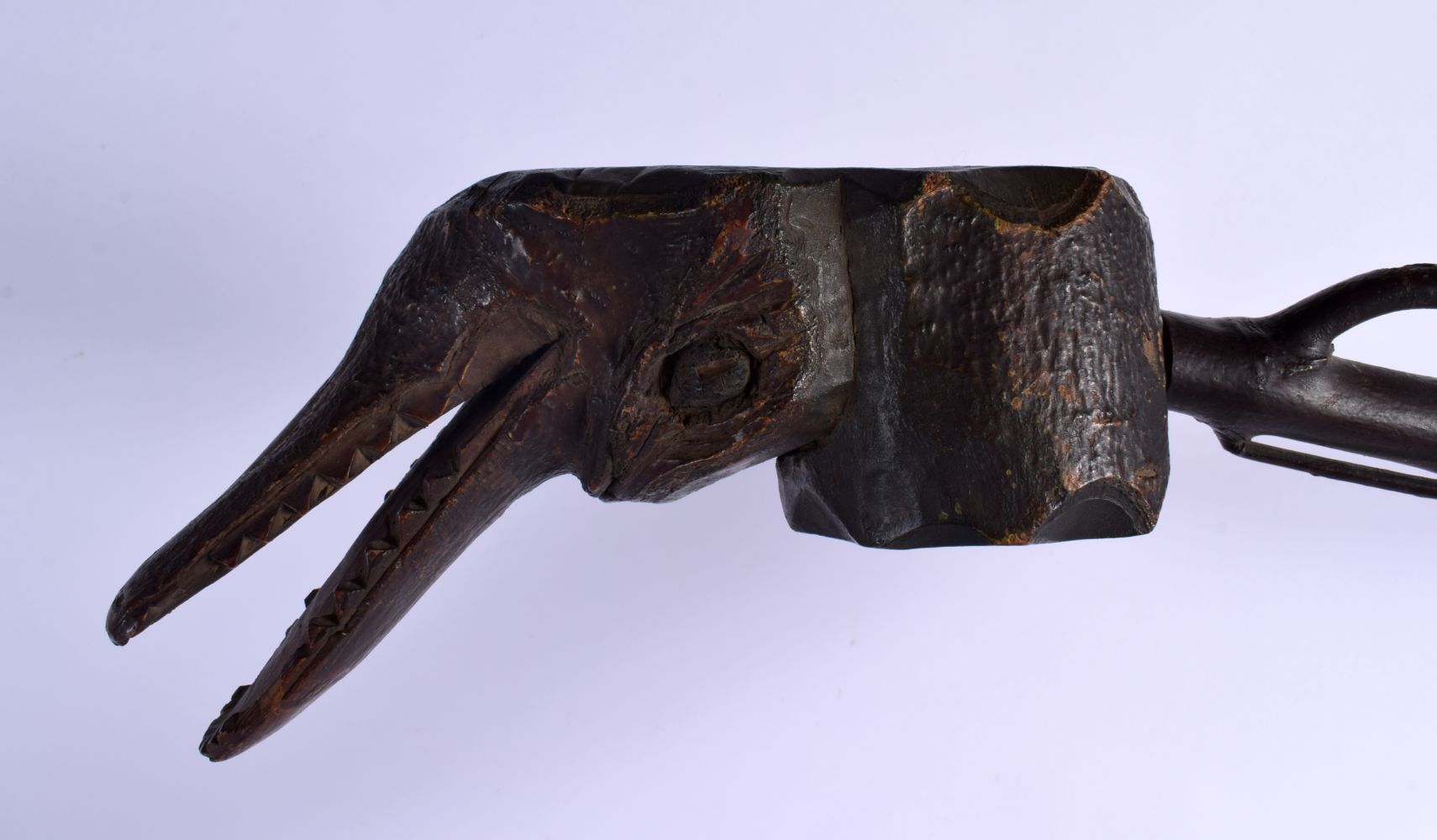 AN EARLY 20TH CENTURY EUROPEAN CROCODILE HEAD PIPE CANE. 90 cm long. - Bild 2 aus 5