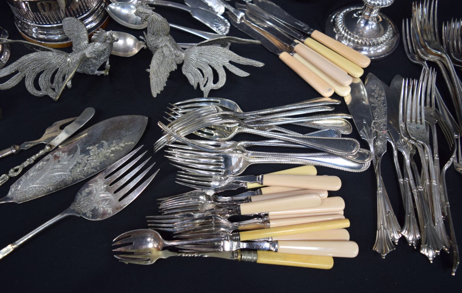 A large collection of silver plated items serving dishes, flatware, wine holders, candle sticks etc - Bild 6 aus 6