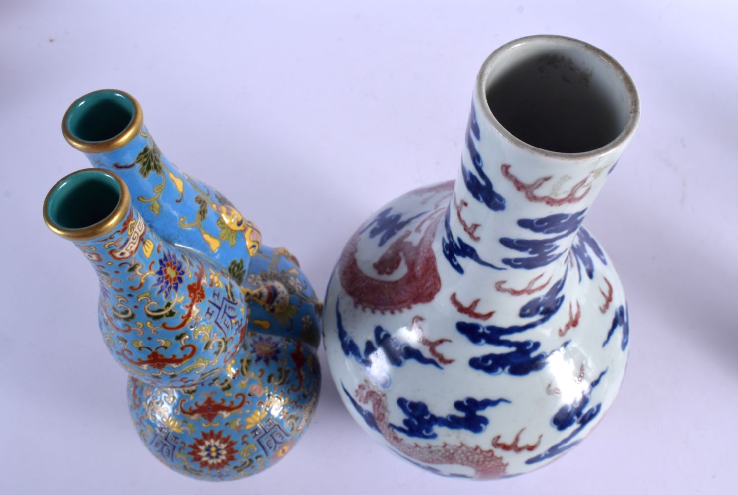 A CHINESE IMITATION CLOISONNE CONJOINED VASE 20th Century, together with a red painted dragon vase. - Bild 3 aus 4