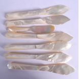 A SET OF SIX MOTHER OF PEARL FISH KNIVES TOGETHER WITH A BUTTER KNIFE. 17.5cm long (7)