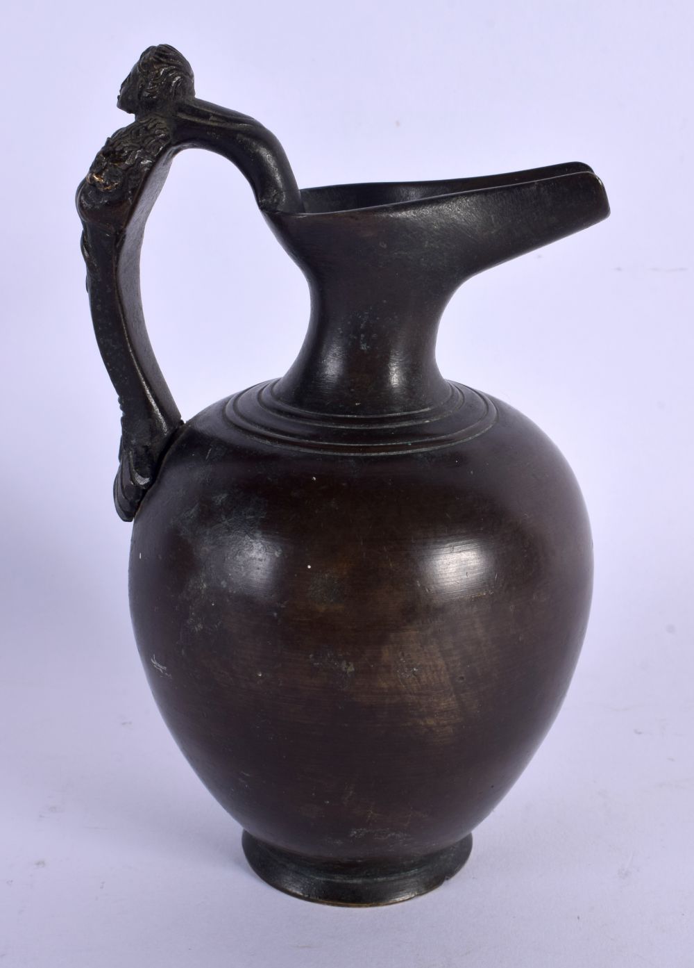 A 19TH CENTURY ITALIAN GRAND TOUR BRONZE EWER formed with a figural handle. 14.5 cm high. - Bild 3 aus 6