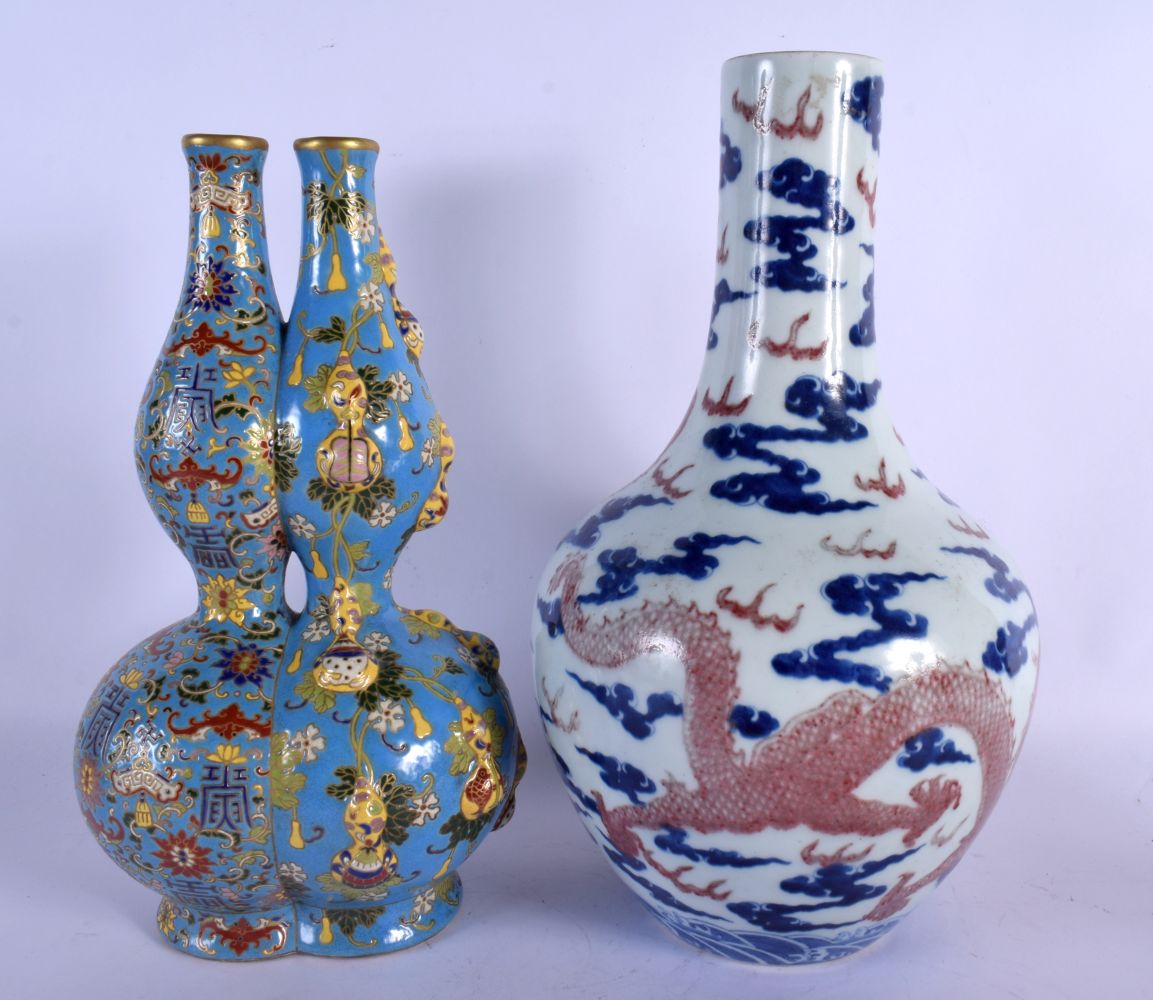 A CHINESE IMITATION CLOISONNE CONJOINED VASE 20th Century, together with a red painted dragon vase. - Bild 2 aus 4