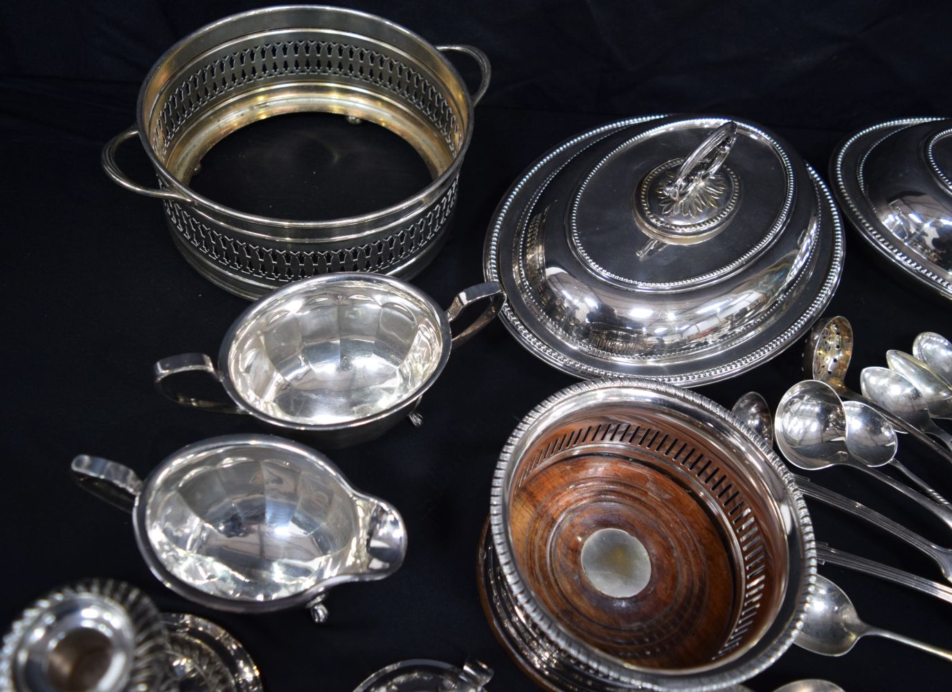 A large collection of silver plated items serving dishes, flatware, wine holders, candle sticks etc - Bild 2 aus 6