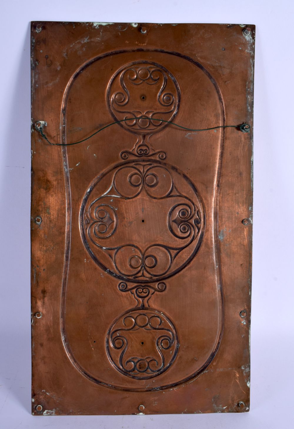 AN ARTS AND CRAFTS COPPER AND ENAMEL HANGING WALL PLAQUE signed AGF, decorated with roundels. 37 cm - Bild 3 aus 4